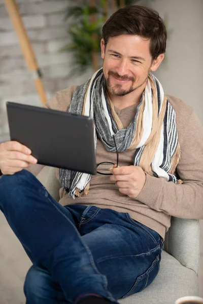 Homem Vestido Casualmente Usando Tablet Sentou Sofá — Fotografia de Stock