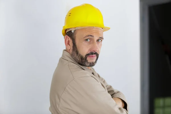 Reifer Bauarbeiter Dreht Sich Ihm Über Die Schulter Schauen — Stockfoto