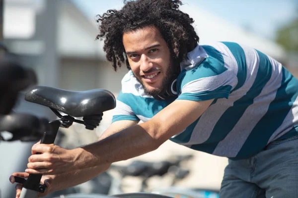 Jovem Rasta Homem Configuração Bicicleta Assento Altura — Fotografia de Stock