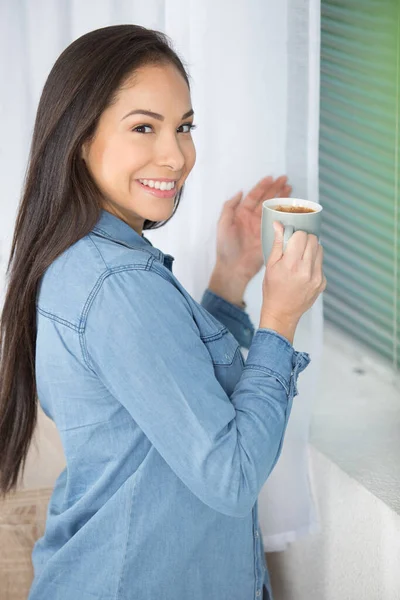 Młoda Modna Kobieta Pijąca Kawę Przy Oknie — Zdjęcie stockowe
