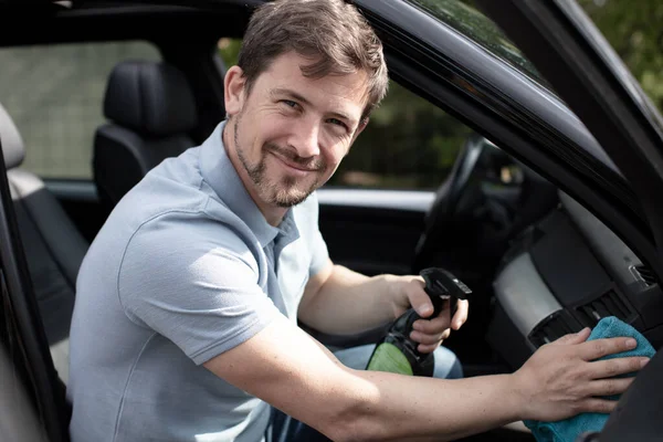 Homem Feliz Tocando Carro Auto Show Salão — Fotografia de Stock