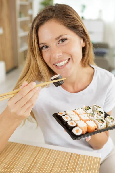 Jovem Mulher Com Sushi Sorrindo Fundo Branco — Fotografia de Stock