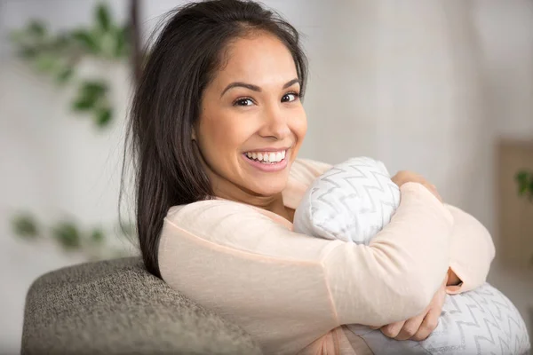 Mujer Feliz Abrazando Una Almohada Sitiing Sofá —  Fotos de Stock