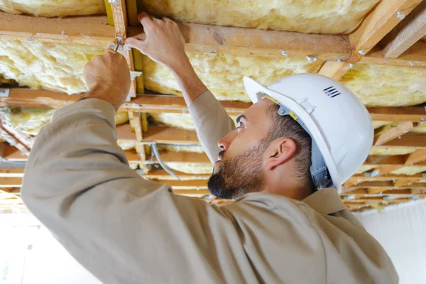 Costruttore Maschio Che Lavora Travetti Tetto Legno — Foto Stock