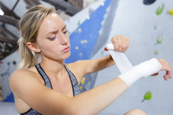 Injured Sportswoman Doing Her Bandage — Stock Photo, Image