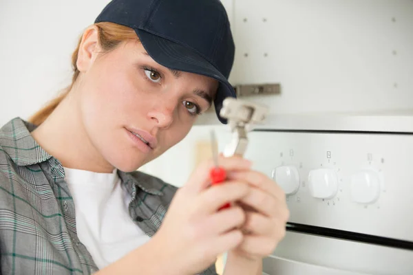 Frau Hält Scharnier Das Auf Küchenschrank Passt — Stockfoto