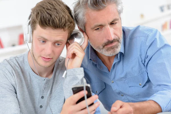 Dos Hombres Escuchando Música —  Fotos de Stock