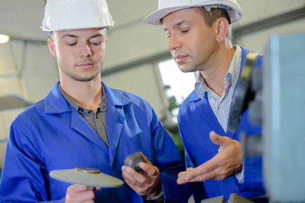 Lavoratori Lavorano Officina — Foto Stock