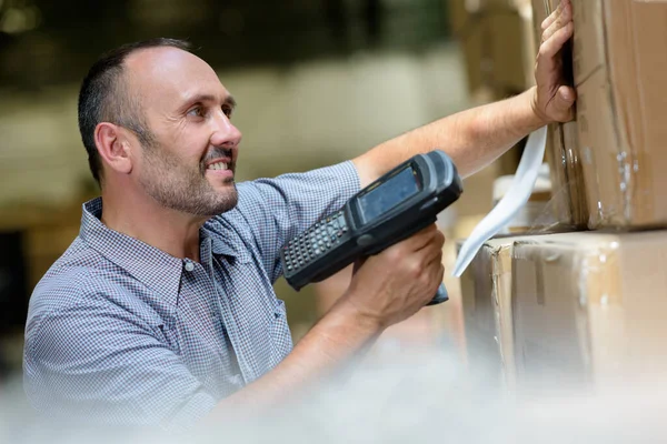 Trabajador Que Utiliza Escáner Almacén — Foto de Stock