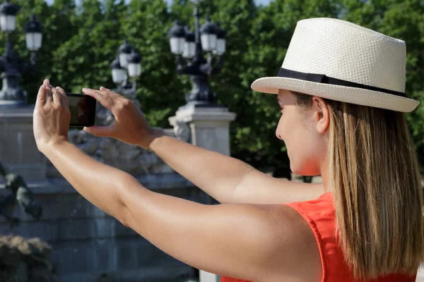 Turista Feminino Tirar Uma Foto Com Smartphone — Fotografia de Stock