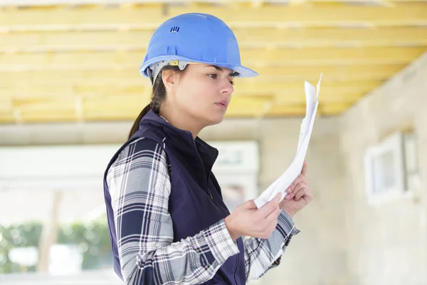 Architektin Auf Baustelle Schaut Sich Plan — Stockfoto