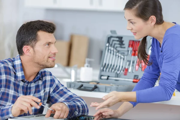 Travailleur Masculin Réparation Avec Jeune Femme Debout Dans Cuisine — Photo