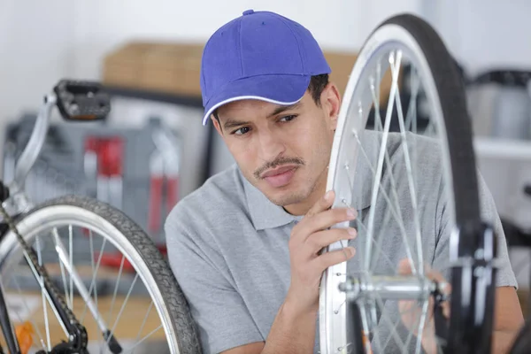 Homme Travaillant Dans Atelier Vélo — Photo