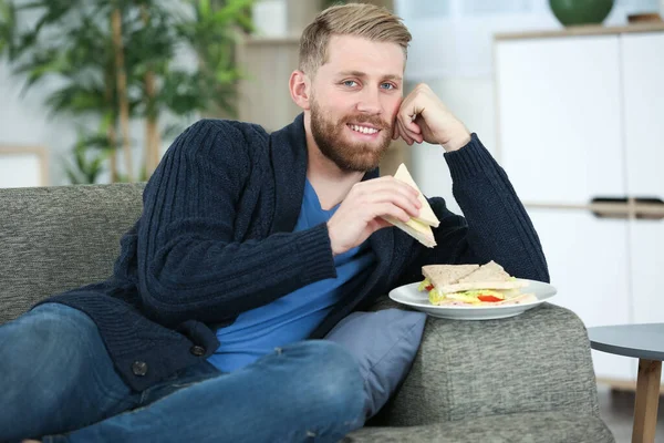 Retrato Homem Sofá Comendo Sanduíche — Fotografia de Stock