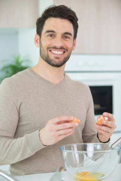 Een Man Slaat Eieren Een Diepe Plaat — Stockfoto