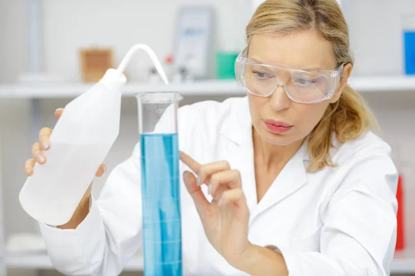 Kvinnlig Kemist Som Håller Ett Provrör — Stockfoto