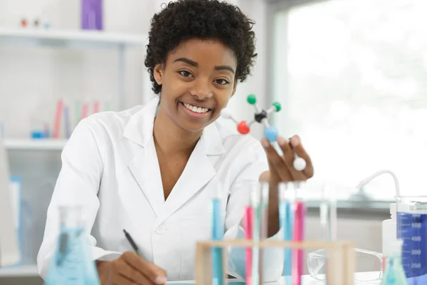 Kobiecy Naukowiec Trzymający Modelową Molekułę — Zdjęcie stockowe