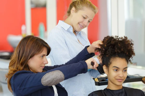 Female Hairdresser Styling Clients Afro Hair — Stock Photo, Image