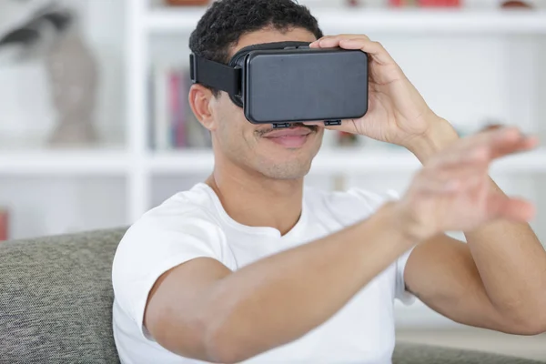 Hombre Vistiendo Realidad Virtual Moderno Estudio Coworking —  Fotos de Stock