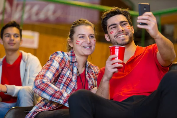 Fãs Clube Tirando Selfie — Fotografia de Stock