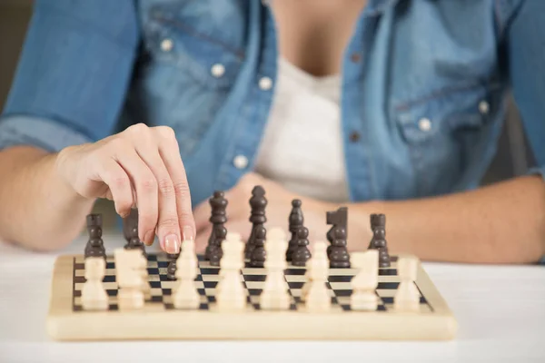 チェスをしている女性が — ストック写真