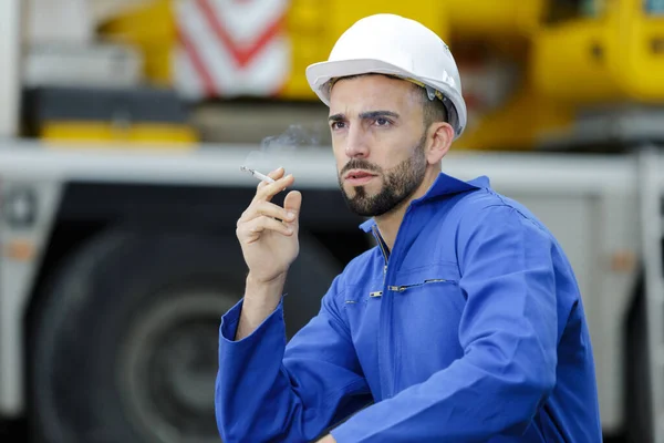 Lavoratore Fumatore Cantiere — Foto Stock