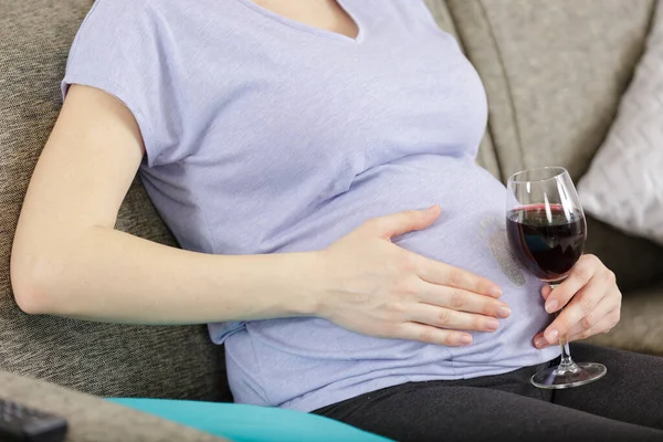 Mujer Embarazada Con Copa Vino Sobre Fondo Blanco —  Fotos de Stock