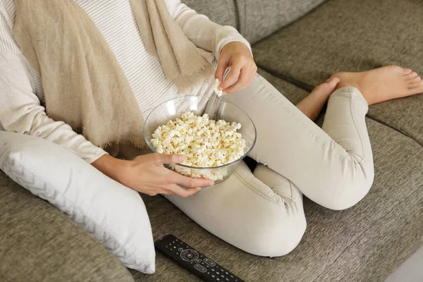 Mujer Recortada Sofá Comer Palomitas Maíz —  Fotos de Stock