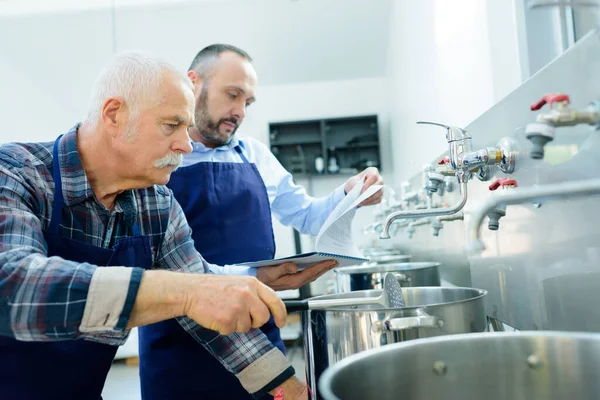 Proprietario Della Fabbrica Birra Esaminando Qualità Della Birra Artigianale — Foto Stock