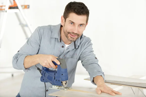 Man Cuts Board Circular Masinom — Stock Photo, Image