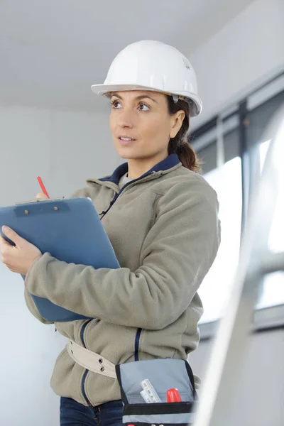 Operaio Edile Donna Hardhat Utilizza Sugli Appunti — Foto Stock