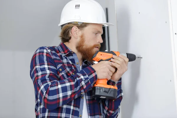 Bauarbeiter Bohrt Eine Wand — Stockfoto
