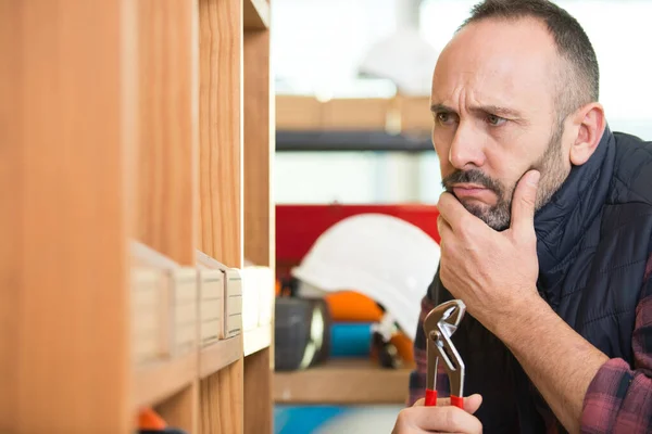 Homem Está Fixando Prateleira Estante — Fotografia de Stock