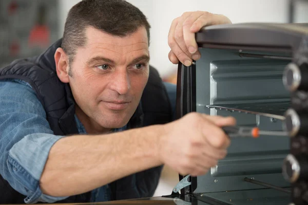 Male Worker Fixing Oven — Stock Photo, Image