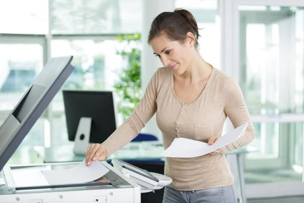 Junge Sekretärin Mit Papieren Kopierer Büro — Stockfoto