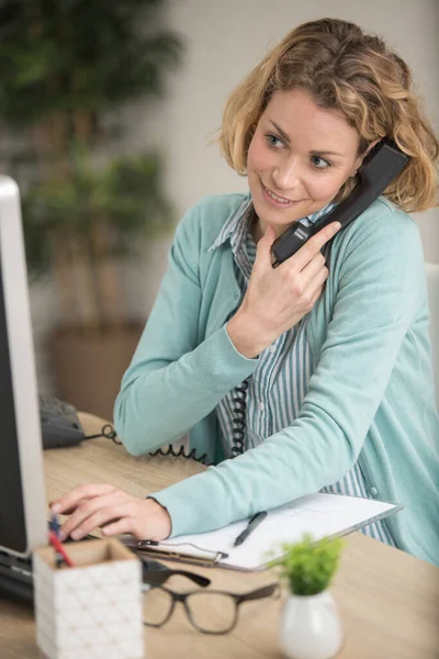 Kvinna Kontoret Skrivbord Talar Fast Telefon — Stockfoto