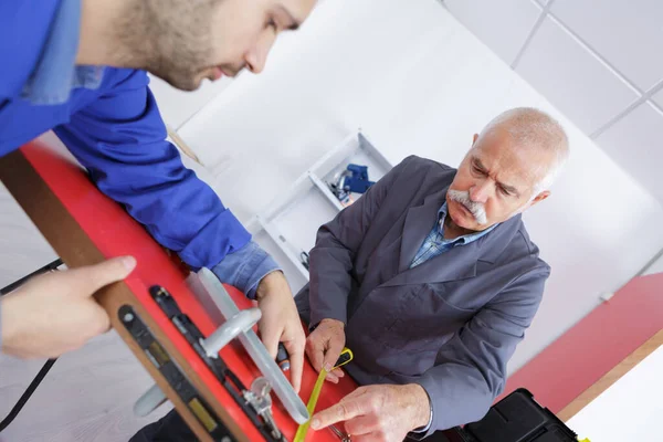 Jovem Aprendiz Serralheiro Formação Com Professor Profissional — Fotografia de Stock