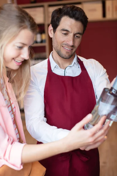 Homme Souriant Avec Une Femme Achète Bouteille Vin — Photo