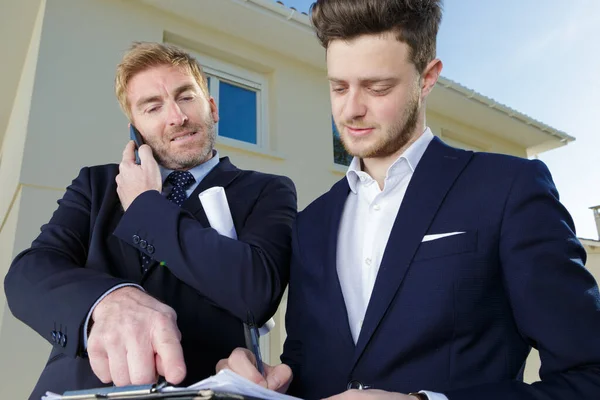 Retrato Dois Empresários Com Prancheta Livre — Fotografia de Stock