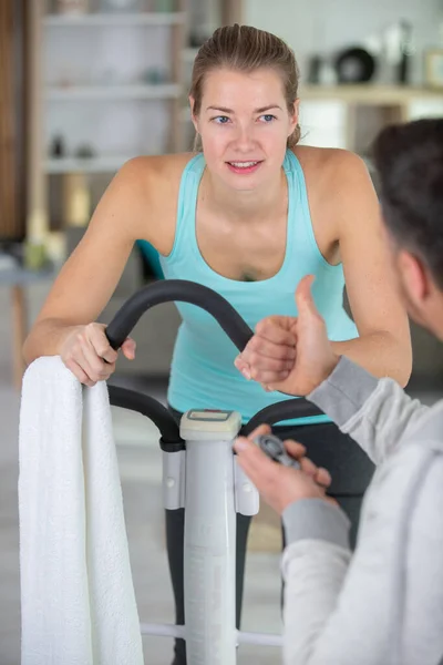 Persoonlijke Fitness Instructeur Met Vrouw — Stockfoto