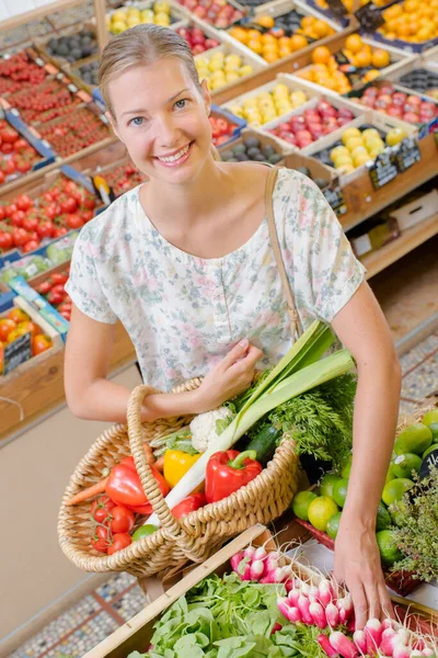 Lady Hospodářství Čerstvym Ovocem Veg Volba Ředkvičky — Stock fotografie