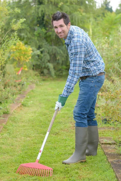 Retrato Homem Raking Grama — Fotografia de Stock