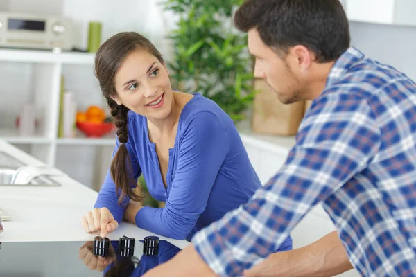 Couple Dans Leur Cuisine — Photo