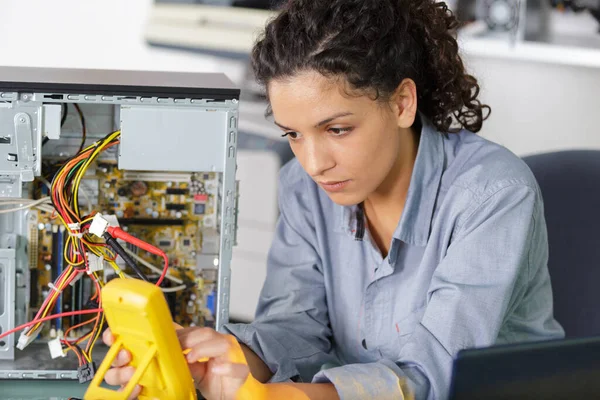 Mulher Verificando Computador Com Multímetro — Fotografia de Stock