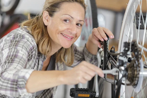 Mulher Feliz Trabalhando Com Bicicletas — Fotografia de Stock