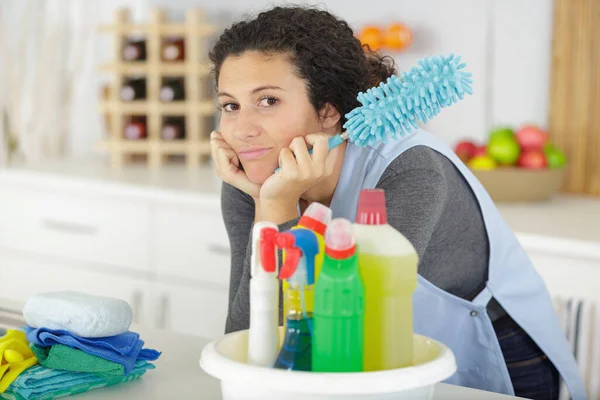 Une Femme Avec Des Produits Nettoyage — Photo