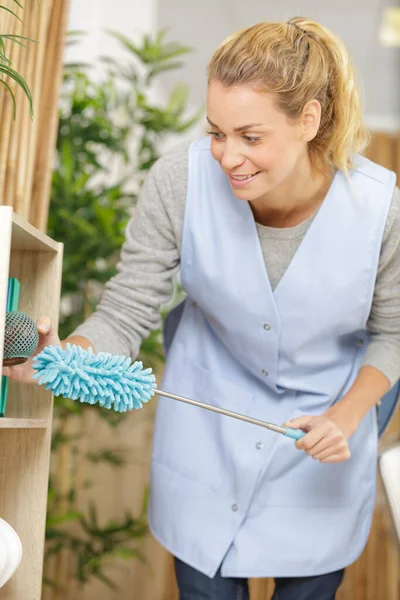 Vrouwelijke Huishoudster Reinigt Het Stof — Stockfoto