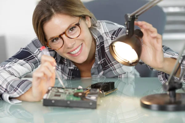 Glückliche Technikerin Repariert Computer — Stockfoto