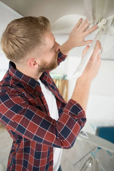 Trabalhador Masculino Substitui Uma Luz Néon Quebrada — Fotografia de Stock