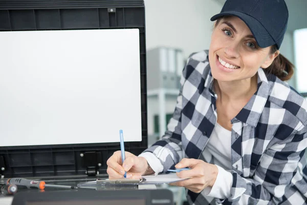 Kvinna Skriver Urklipp Efter Att Servat Kopiator — Stockfoto